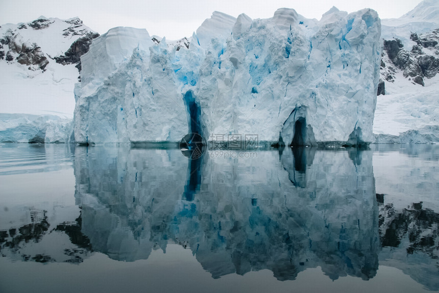 南极洲海岸景观山脉覆盖着冰雪和冷的海洋图片
