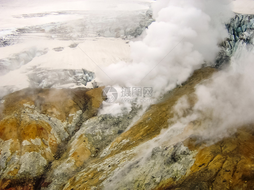 火山附近的Geysers火山的本质是Kamchatka一座烧焦的火山一座附近的地区图片