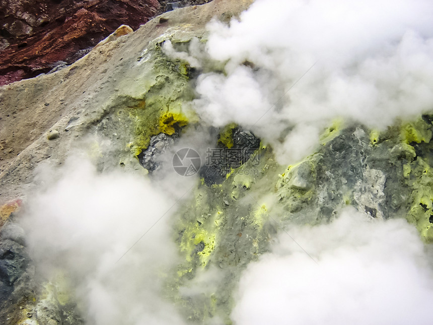 火山附近的Geysers火山的本质是Kamchatka一座烧焦的火山一座附近的地区图片