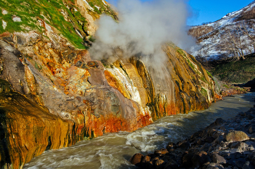 堪察卡的自然质堪察卡半岛的景观和光辉象一座燃烧的火山一座附近的地区堪察卡景观高山和堪察卡的火图片