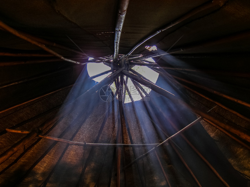 光穿透北方部落传统家园伊格卢Igloo的洞图片