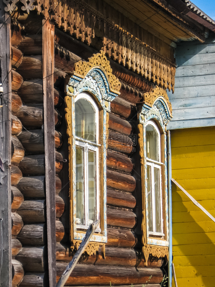 木制房屋窗的侧面框装饰的古老风格木制房屋窗的侧面古老装饰风格图片