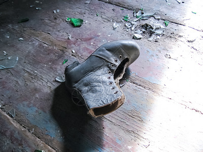 被抛弃的旧鞋在地板上被抛弃的房子图片