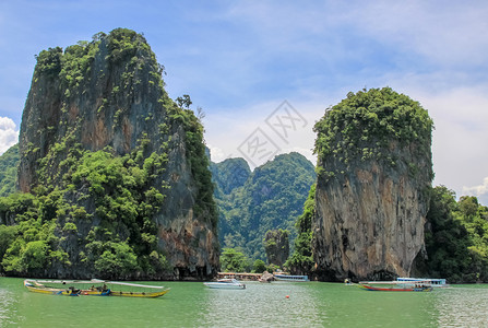 海湾石灰石泰国普吉岛海边的岩石泰国海边的岩石背景