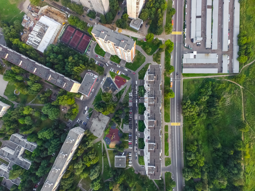 顶端上的城市景色和建筑道路图片