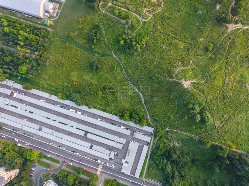 顶端上的莫斯科城市景色和道路设施图片