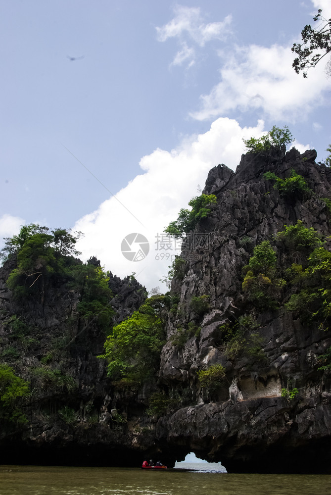 泰国海岸的质边悬崖岸线和山区图片