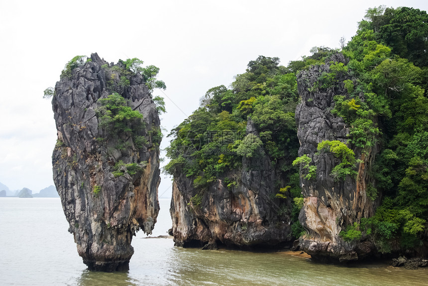 泰国海岸的质边悬崖岸线和山区图片