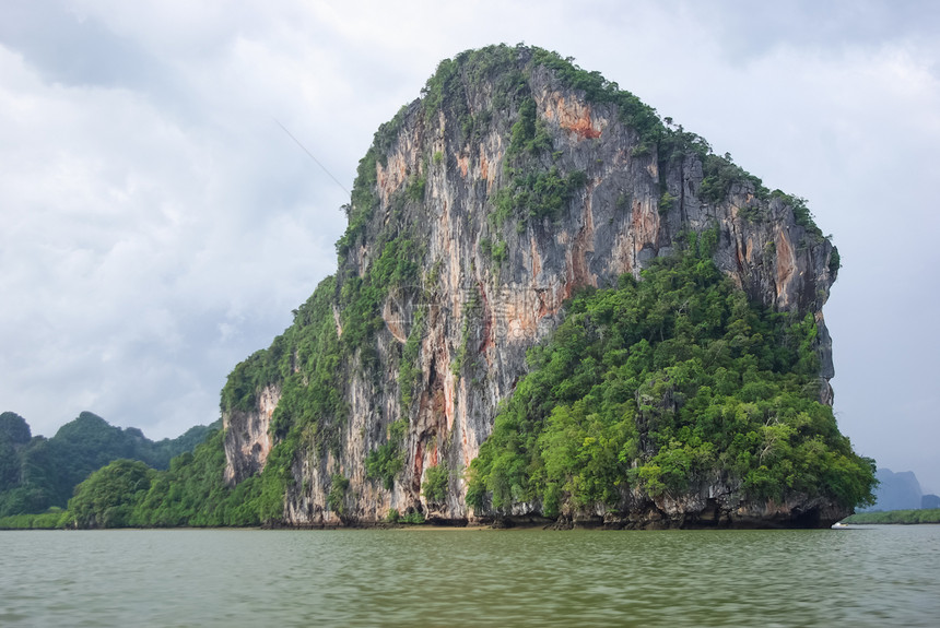 泰国海岸的质边悬崖岸线和山区图片