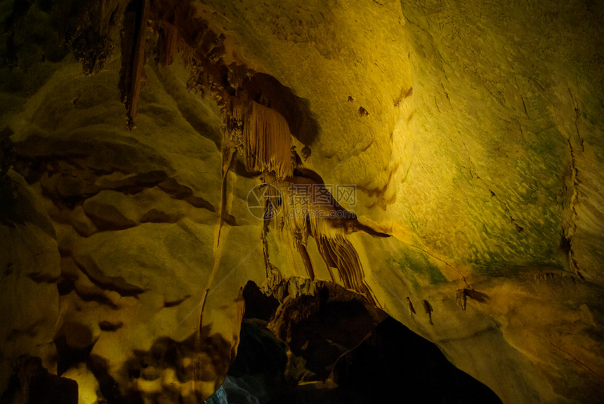 泰国一个洞穴中的卡斯特石化物和stalagmites图片