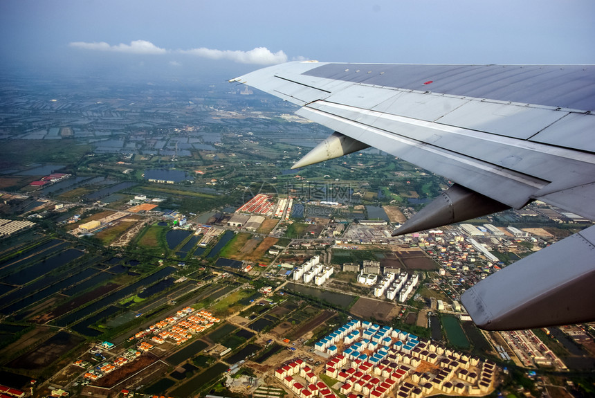 飞机在泰国上空飞行图片