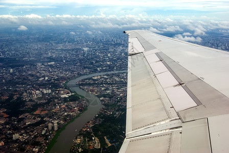 飞机在泰国上空飞行图片