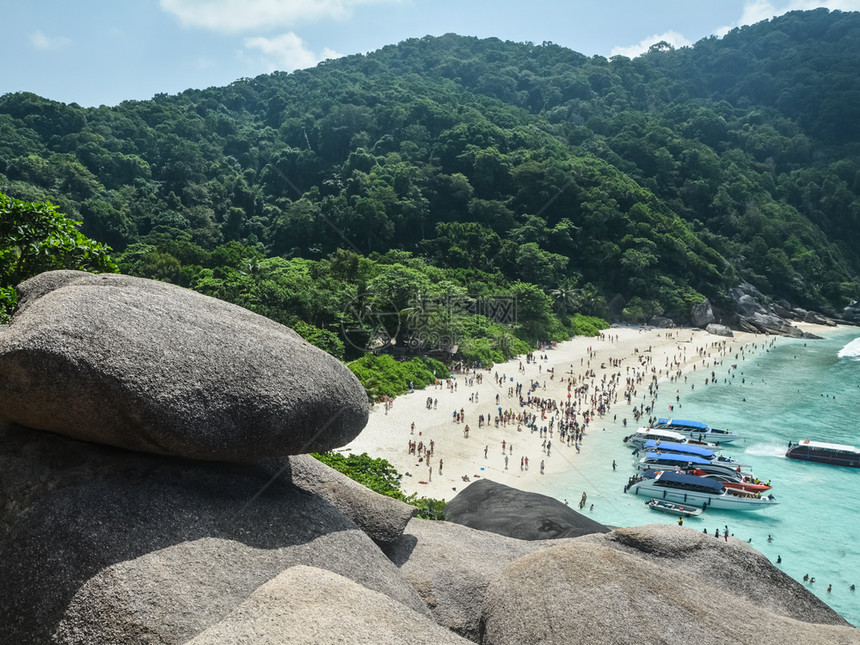 泰国普吉海滩2014年7月3日泰国普吉海滩山和岸上人民海船只泰国普吉海滩上船只图片