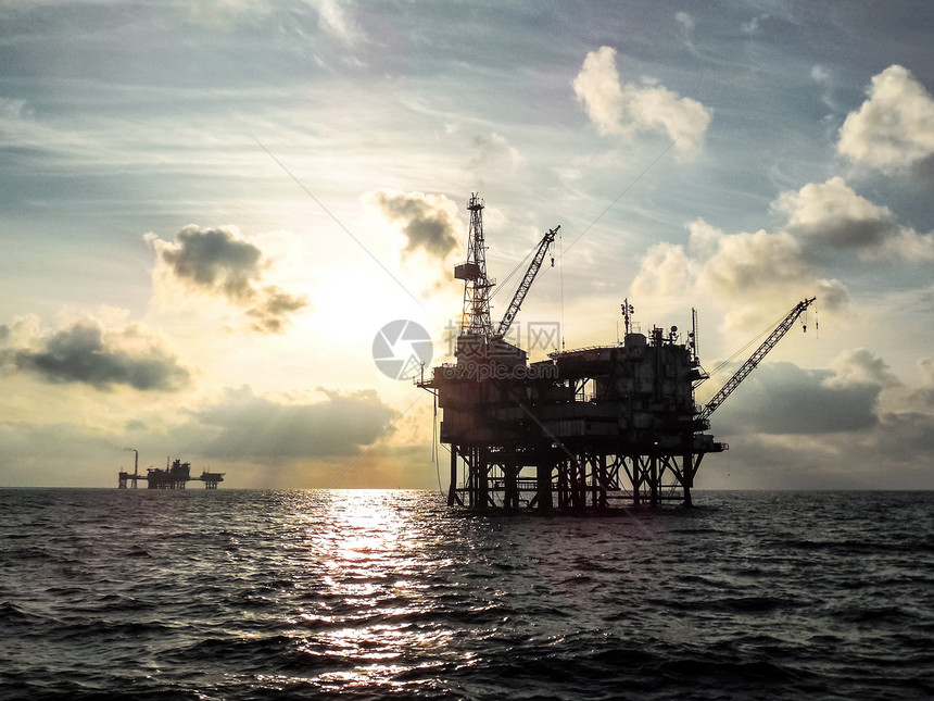 日落时分的海上石油平台日落时分的海上石油平台日落时分的海上石油平台图片
