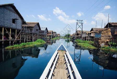 高跷缅甸内湖2015年6月3日在缅甸内湖的一个渔村Stilts上的Wooden房屋在Tilets上的Wooden房屋在缅甸内湖的一个背景