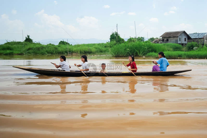 缅甸内湖2015年6月3日人们乘船流动缅甸内湖的渔村人乘船流动缅甸内湖的渔村图片