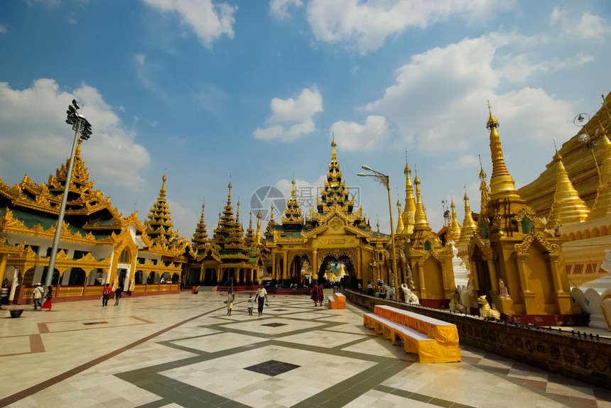 缅甸仰光2015年6月3日仰光佛寺教圣地朝者前来祷告仰光佛寺教圣地图片