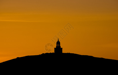 在日落的光照下山丘上东正教寺庙在日落的光照下山丘上东正教寺庙图片