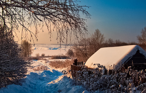 村里的冬天一个木屋的顶被雪覆盖村里的冬天一个木屋的顶被雪盖覆图片