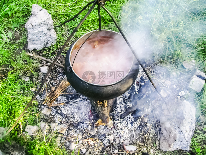 在锅里的火上煮食物在锅里的火上煮食物在锅里的火上煮食物图片