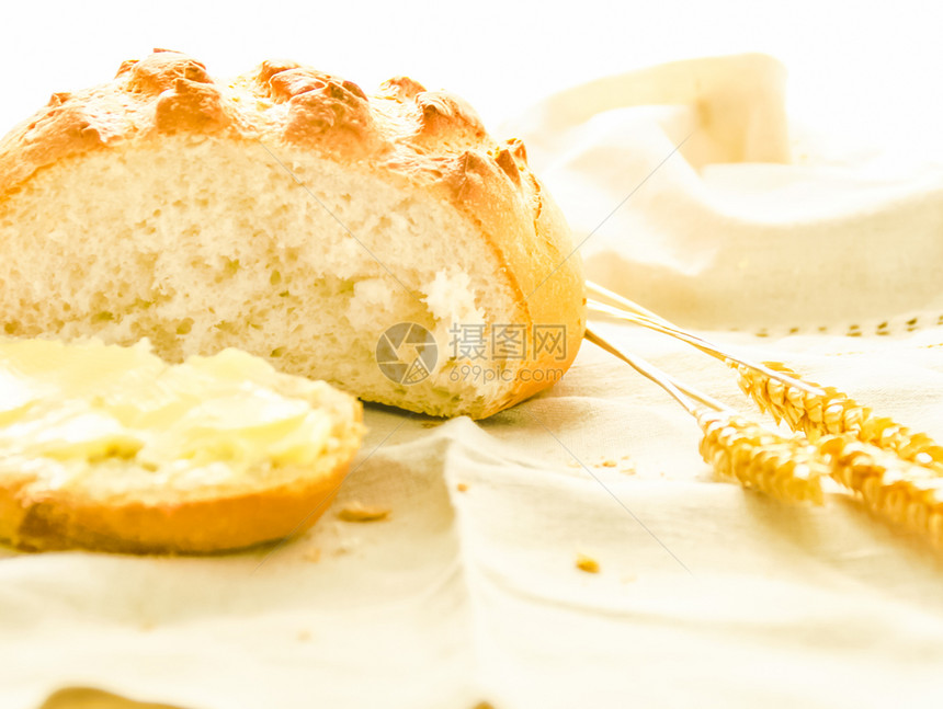 白面包和桌布上的小麦面包和桌布上的小麦面包图片