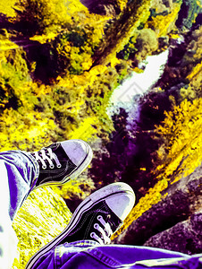 穿着鞋的脚挂在悬崖边穿着运动鞋的脚图片