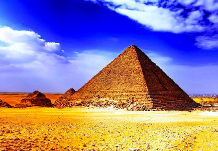 破坏的金字塔埃及金字塔在吉萨古埃及文明的建筑遗产古埃及的废墟和雕像埃及金字塔在吉萨背景