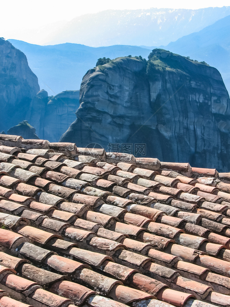希腊岩石上的美多拉修道院古老建筑旧屋顶瓷砖加水泥图片