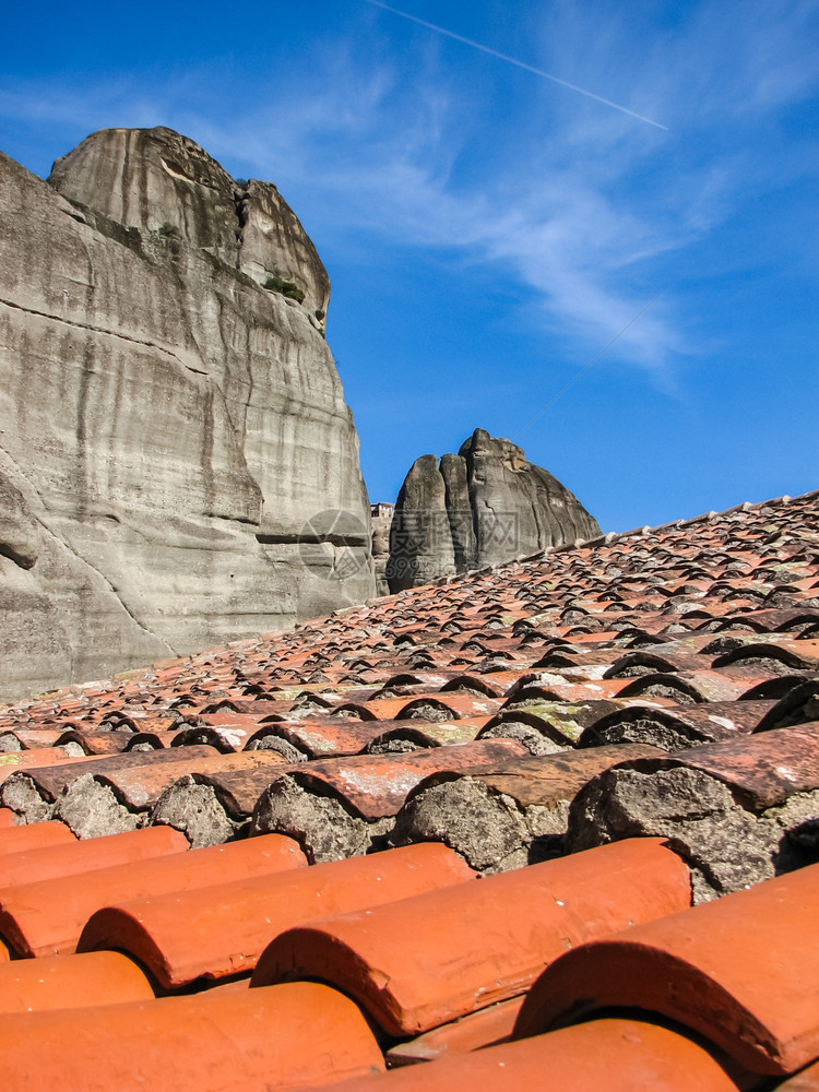 希腊岩石上的美多拉修道院古老建筑旧屋顶瓷砖加水泥图片