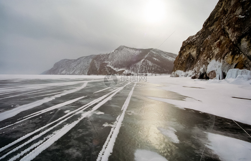 贝加尔岛的冬天湖面冰雪冬天贝加尔岛自然的美丽白加尔岛的冬天湖面冰雪图片