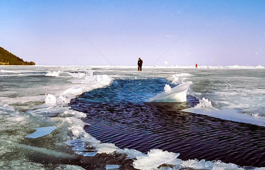 俄罗斯Baikal2015年月4日在Baikal冰上冬季捕鱼渔民从事冬季捕鱼在Baikal冰上冬季捕鱼渔民从事冬季捕鱼图片