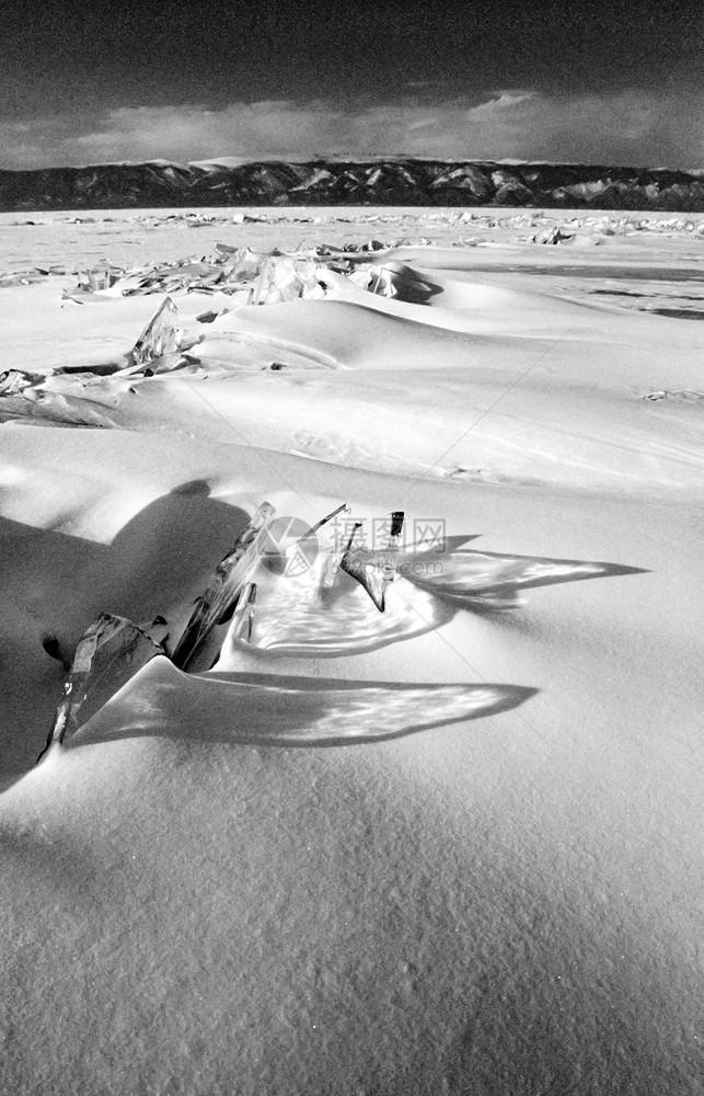 贝加尔岛的冬天湖面冰雪冬天贝加尔岛自然的美丽白加尔岛的冬天湖面冰雪图片