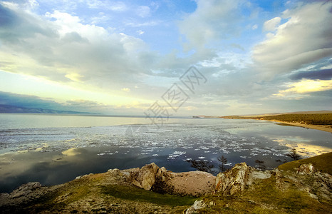奥里洪半透明的贝加尔湖高清图片