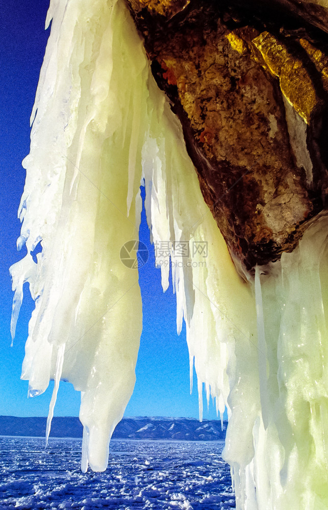 贝加尔岛的冬天湖面冰雪冬天贝加尔岛自然的美丽白加尔岛的冬天湖面冰雪图片