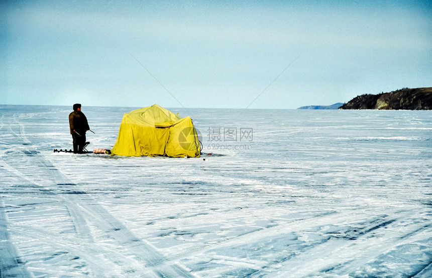 俄罗斯Baikal2015年月4日Baikal海岸的帐篷游客休息Baikal海岸的帐篷游客休息图片