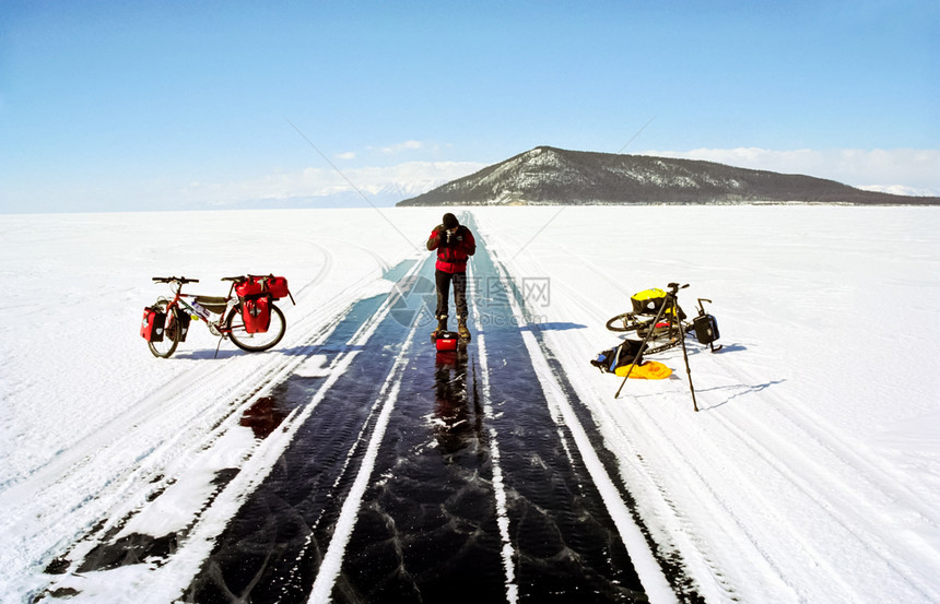 2015年月4日俄罗斯Baikal在Baikal冰上骑自行车在冬季骑自行车走过Baikal在Baikal冰上骑自行车在冬季骑自行图片