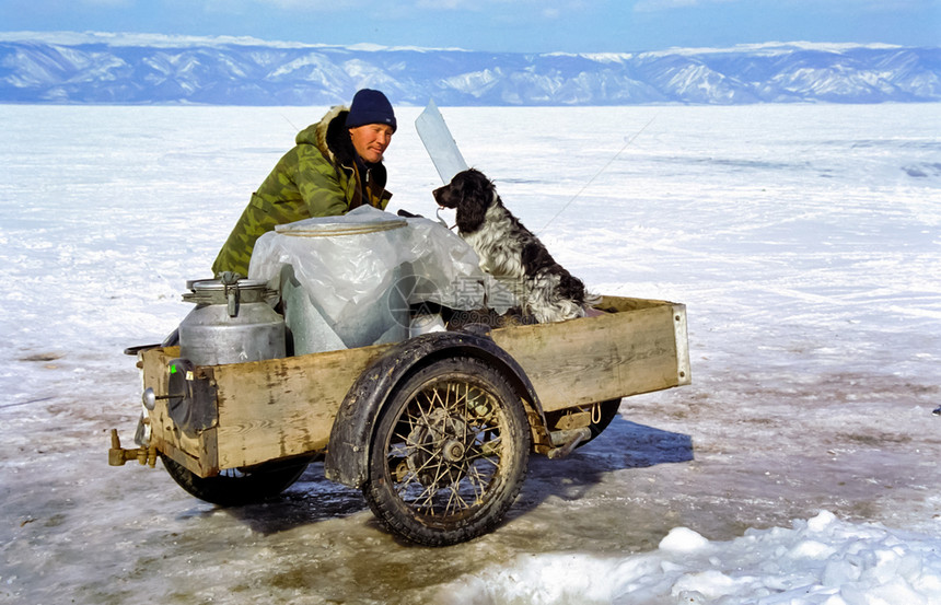 2015年月4日俄罗斯Baikal一个人在冰上装着铝瓶子图片