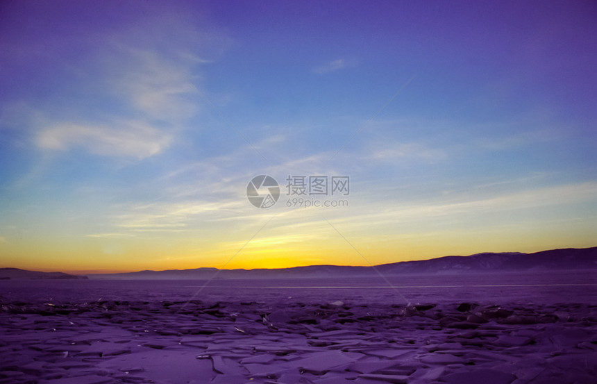 贝加尔岛的冬天湖面冰雪冬天贝加尔岛自然的美丽白加尔岛的冬天湖面冰雪图片