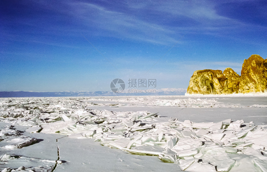 贝加尔岛的冬天湖面冰雪冬天贝加尔岛自然的美丽白加尔岛的冬天湖面冰雪图片