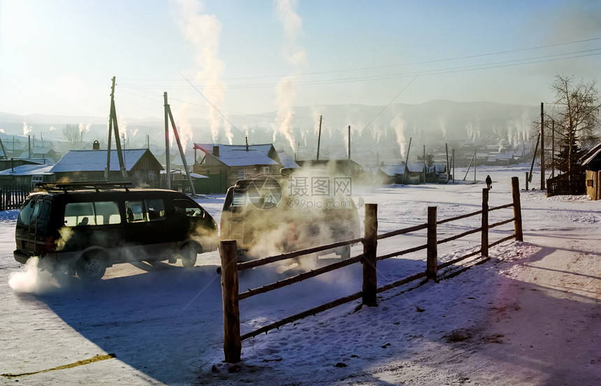 西伯利亚的冬天在村子里街上霜冻严重西伯利亚的冬天在村子里街上霜冻严重西伯利亚的冬天在村子里街上霜冻严重图片