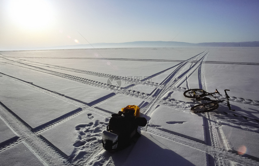 Baikal冰上骑自行车冬季走过Baikal冬季骑自行车走过Baikal冰上骑自行车冬季走过Baikal图片