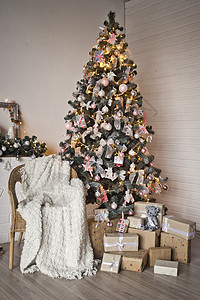 圣诞节的温馨地方圣诞树和白椅子着火圣诞节照片的舒适地方拍到了931图片