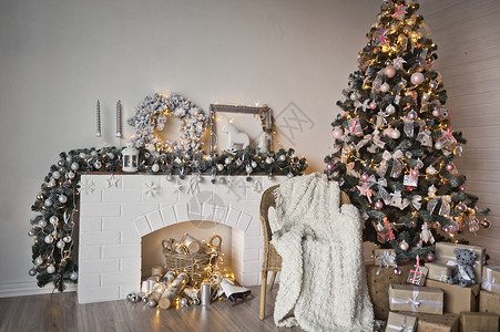 圣诞节的温馨地方圣诞树和白椅子着火圣诞照片的舒适地方拍到了9320图片