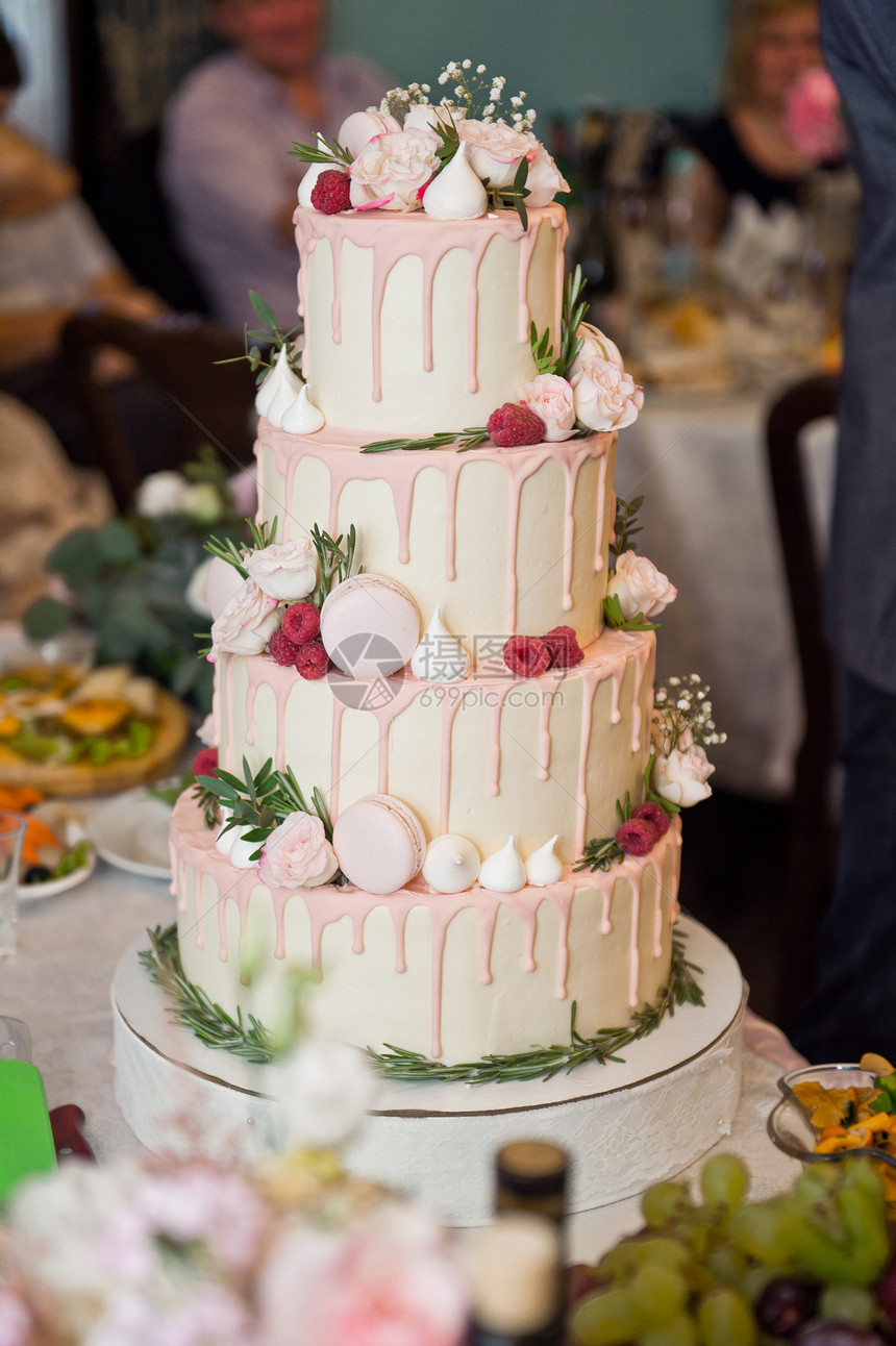 盛装有浆果和贝壳的优美婚礼蛋糕巨大的四层婚礼蛋糕967图片
