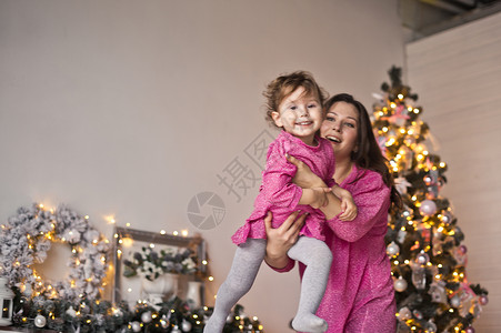 圣诞节装饰中闪发光的灯中美丽家庭照片圣诞节装饰背景上的家庭肖像图片