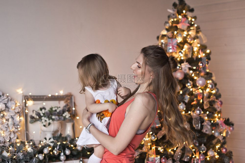 母亲在圣诞装饰9473上把她女儿抱在怀里图片