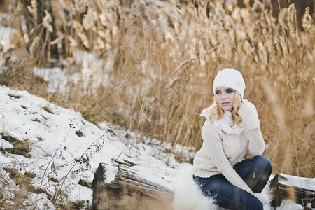一个女孩在红雪覆盖厚的青草丛中画冬天肖像图片