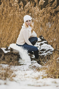 一个女孩在红雪覆盖厚的稻草中冬天画像图片