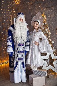 新服装中的主要娱乐节目肖像导致圣诞盛宴图片