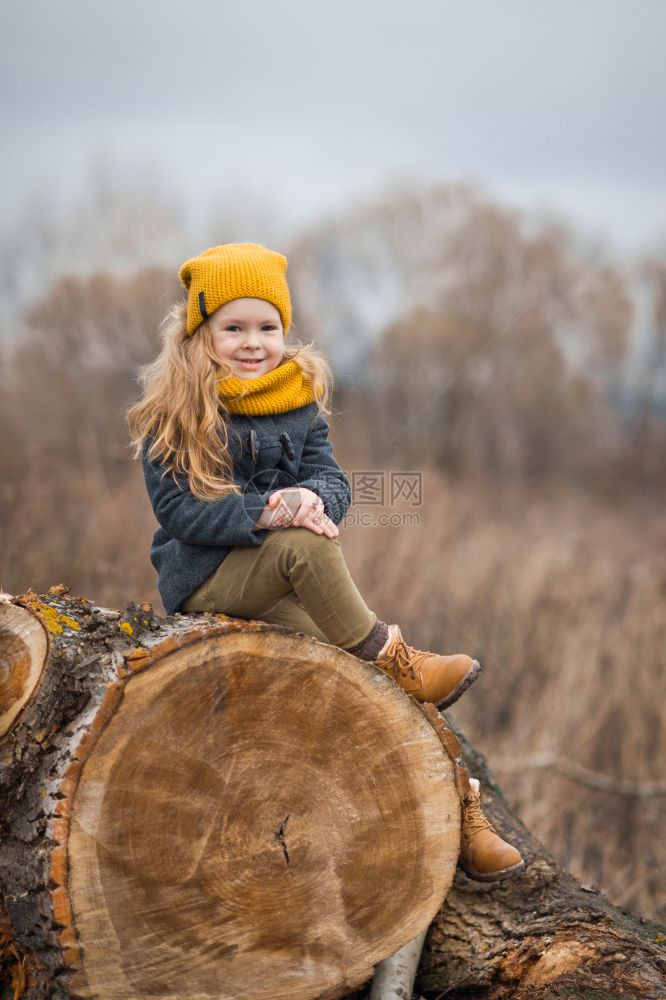 小孩坐在一棵大树的干上一个女孩坐在棵大树上的肖像是971图片